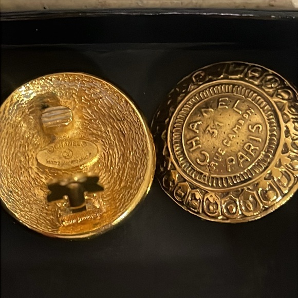 CHANEL Gold Vintage Earrings - Picture 8 of 10